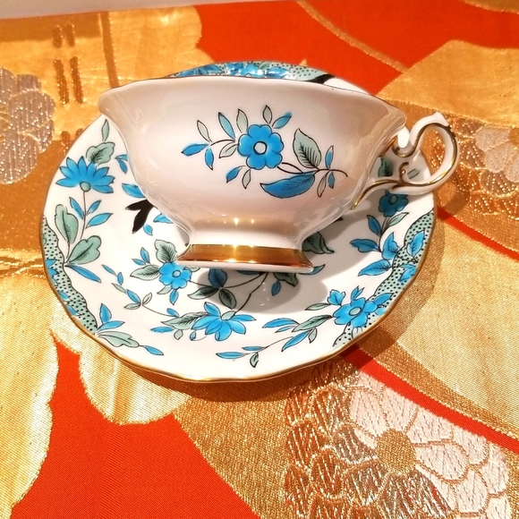 VINTAGE ROYAL CHELSEA BONE CHINA TEA CUP SET - Picture 2 of 12